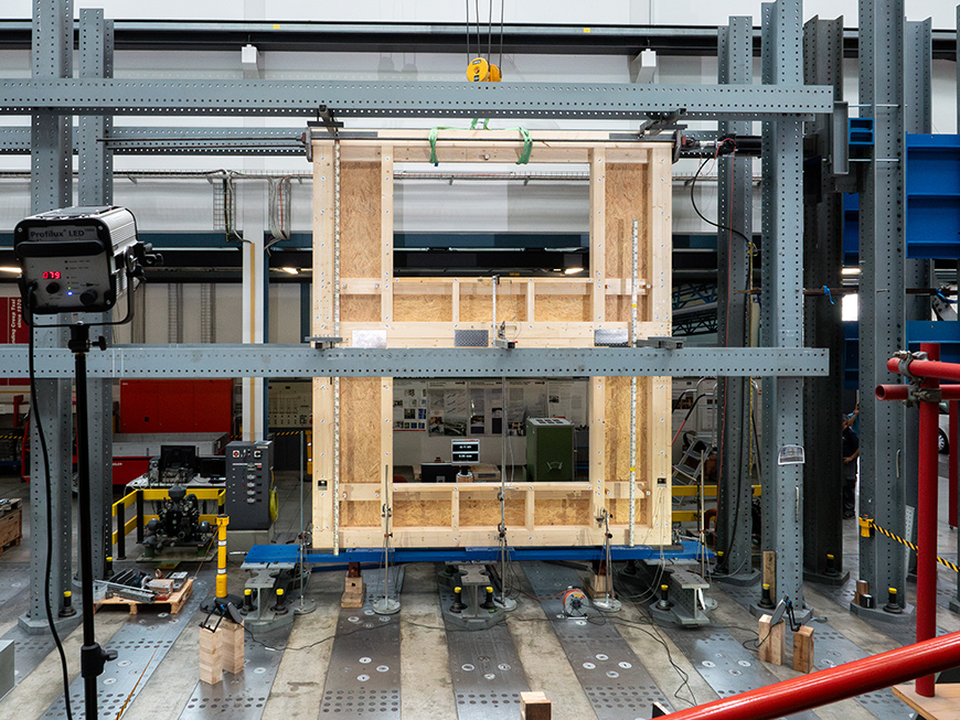 Деревянные стены с окнами оказались прочнее, чем считалось раньше