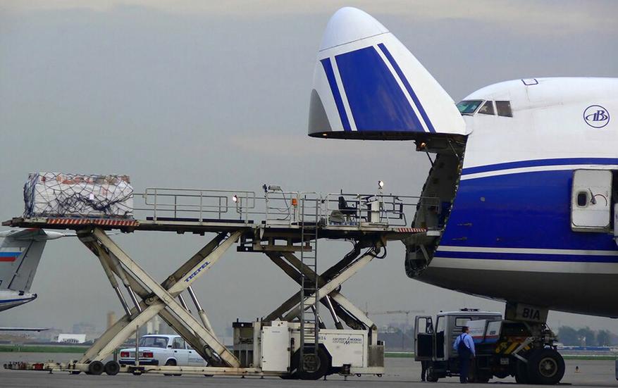 Грузовой терминал на борту Боинга 747-200F авиакомпании AirBridgeCargo Airlines открыл носовую разгрузочную дверь