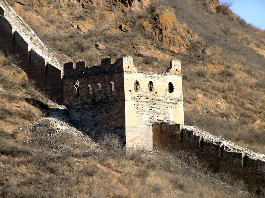 Неотреставрированная сторожевая башня Великой Китайской стены