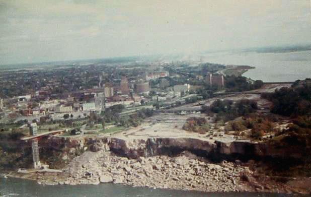Осушенные американские водопады в 1969 году. Обломки горных пород под обрывом образовались в результате массивных оползней