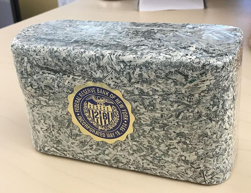 Измельчённые долларовые купюры