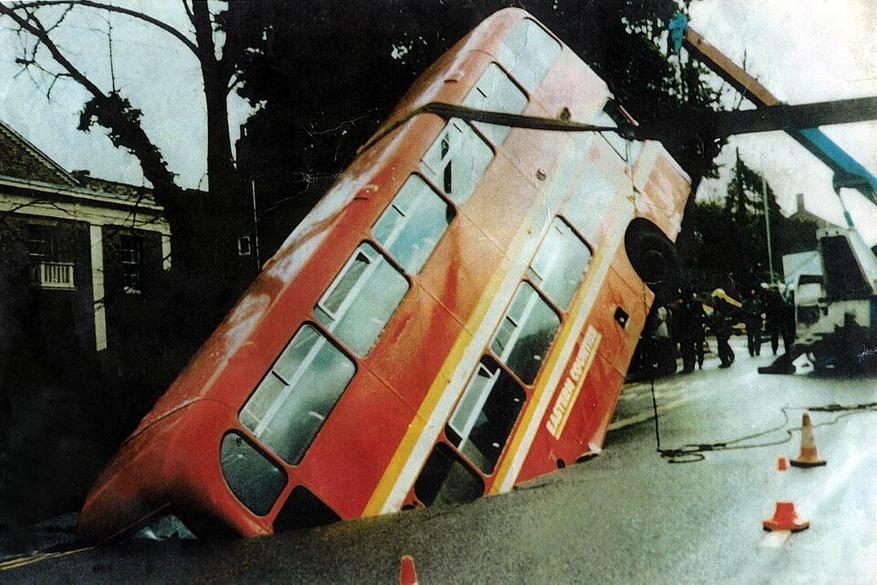 В четверг, 3 марта 1988 года, на Эрлхэм-роуд в британском Норидже произошло чрезвычайное происшествие: автобус, следовавший по маршруту № 26, неожиданно оказался в ловушке, провалившись в образовавшуюся яму. Виной тому стал неожиданный обвал старинной меловой шахты, которая была заложена ещё в XI веке