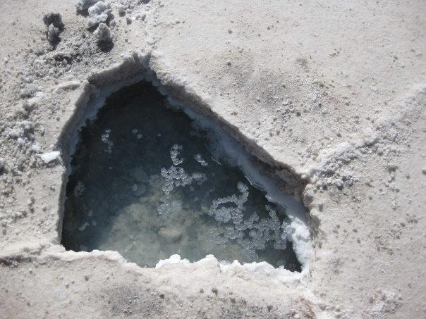 Солончак Уюни состоит из нескольких слоев соли и воды