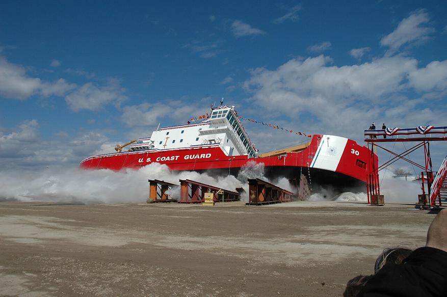 Боковой спуск ледокола Mackinaw Береговой охраны США