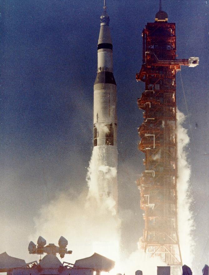 Ракета Saturn V с кораблём «Аполлон-12» стартует с космодрома Кеннеди 14 ноября 1969 года