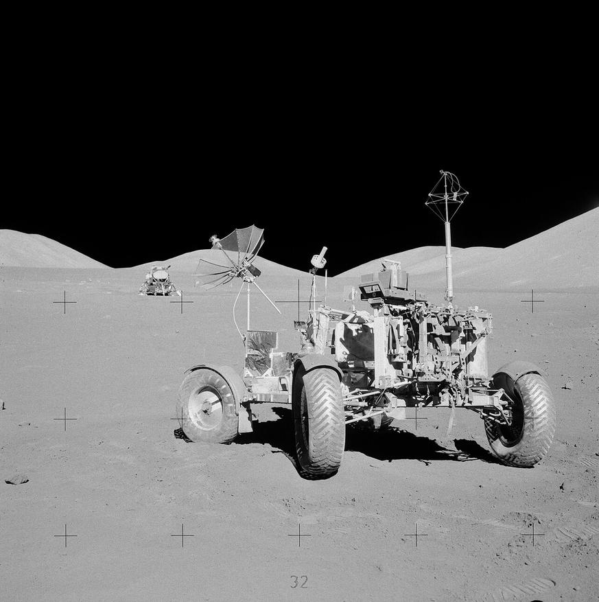 Луноход Apollo 17 у места последней стоянки; на заднем плане виден лунный модуль