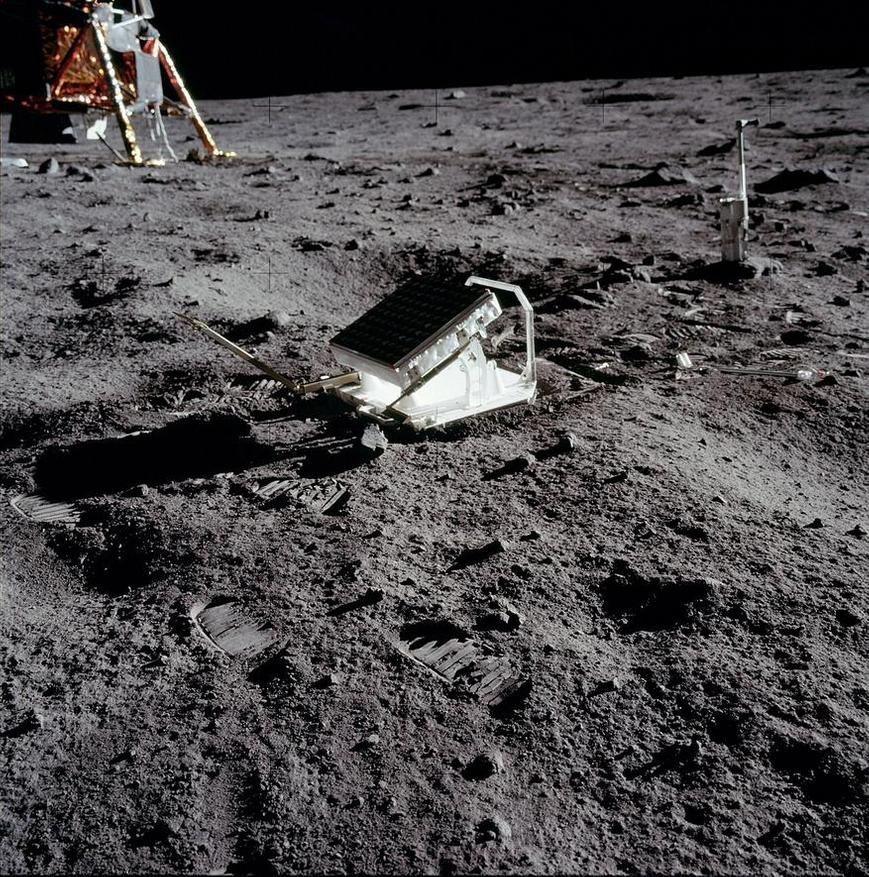 Лазерный отражатель, установленный экипажем Apollo 11 на Луне