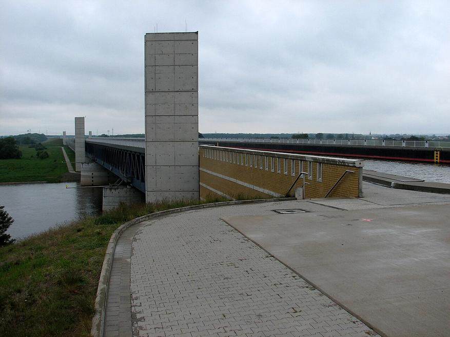 Два уровня водного перекрёстка: канал находится на мосту, Эльба проходит под ним
