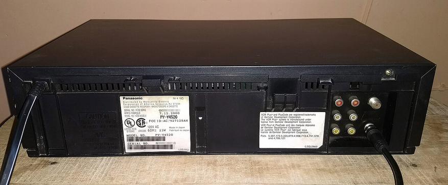 Разъёмы видеомагнитофона Panasonic PV-V4520