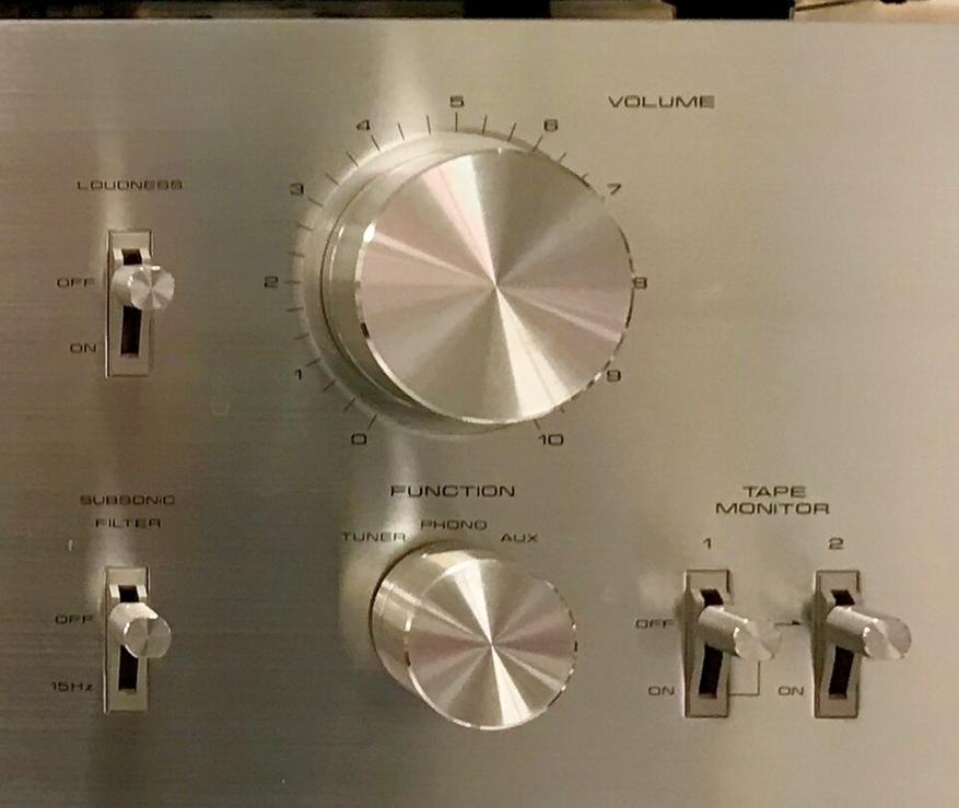Регулятор громкости на передней панели Pioneer SA-608