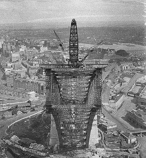 Редкий кадр непосредственно с одного из ползучих кранов. Фотограф Тед Худ снимал с высоты около 130 метров, глядя вдоль строящейся арки.