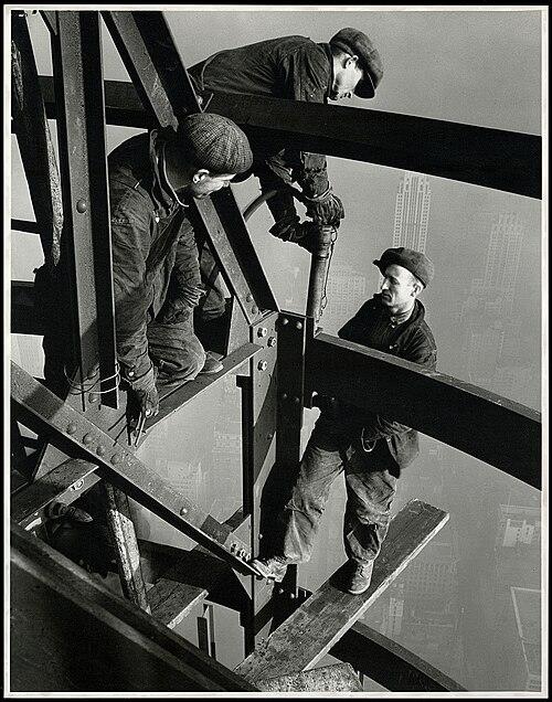 «Три клепальщика», Empire State Building