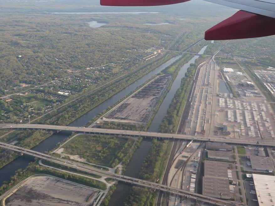 Это Chicago Sanitary and Ship Canal, Willow Springs, Illinois, 17 мая 2014 года.