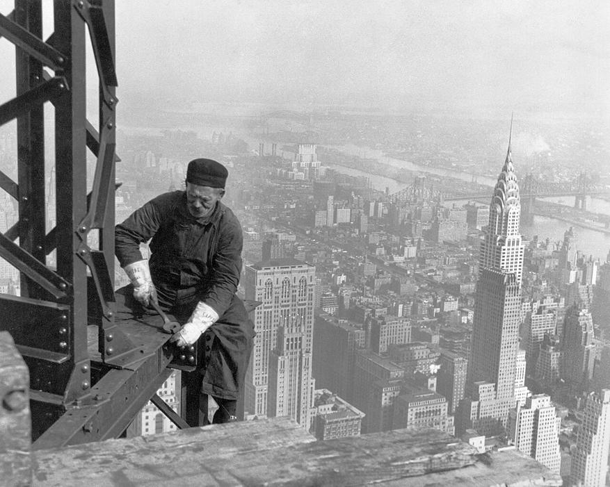 Рабочий на каркасе башни Empire State Building (построена в 1931 году и до сих пор функционирует)