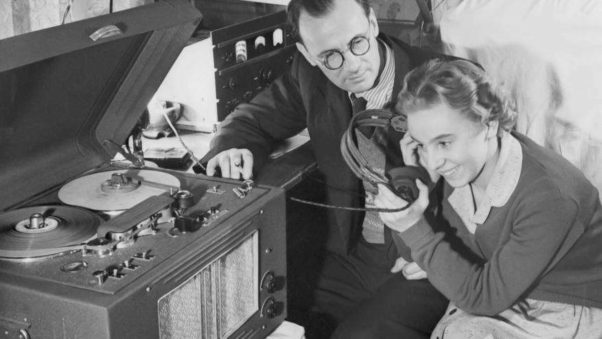 На снимке 1957 года — инженер А.Г. Рикач с дочерью Наташей за приёмом сигналов первого искусственного спутника Земли. Рядом стоит магнитофон МАГ-8М-II — серийная модель завода имени Петровского, выпускавшаяся с 1953 года.