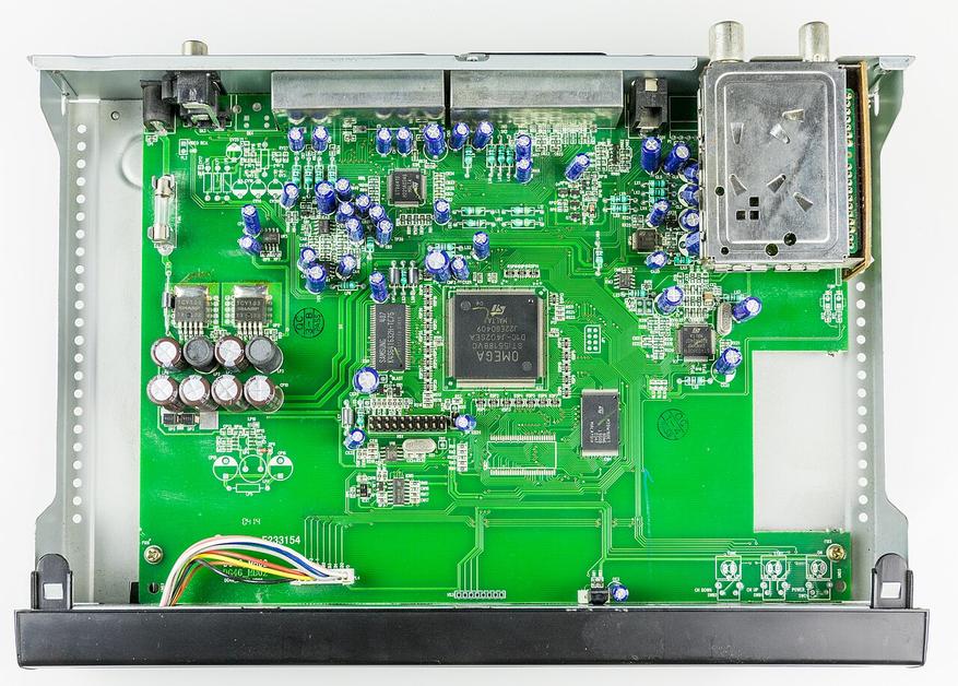 Материнская плата ТВ с выделенными зонами ASIC и памяти. Снимок переводит разговор из теории в физику и показывает, что на плате просто нет свободного места для второго декодера без удорожания производства.