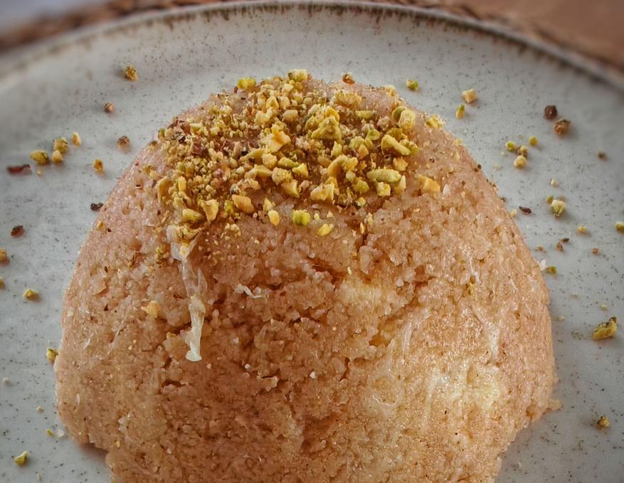Манная халва, посыпанная измельченными фисташками