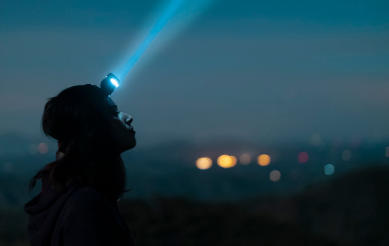 Почему два луча света не сталкиваются и не уничтожают друг друга?