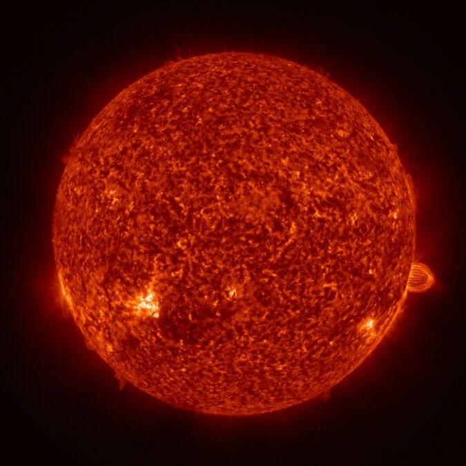 Уникальные кадры космического аппарата Solar Dynamics Observatory (NASA), запечатлевшие корональный дождь в июле 2012 года. Остывающее вещество солнечной короны под действием магнитных сил и гравитации устремляется вниз, возвращаясь на поверхность Солнца в виде гигантских светящихся потоков.