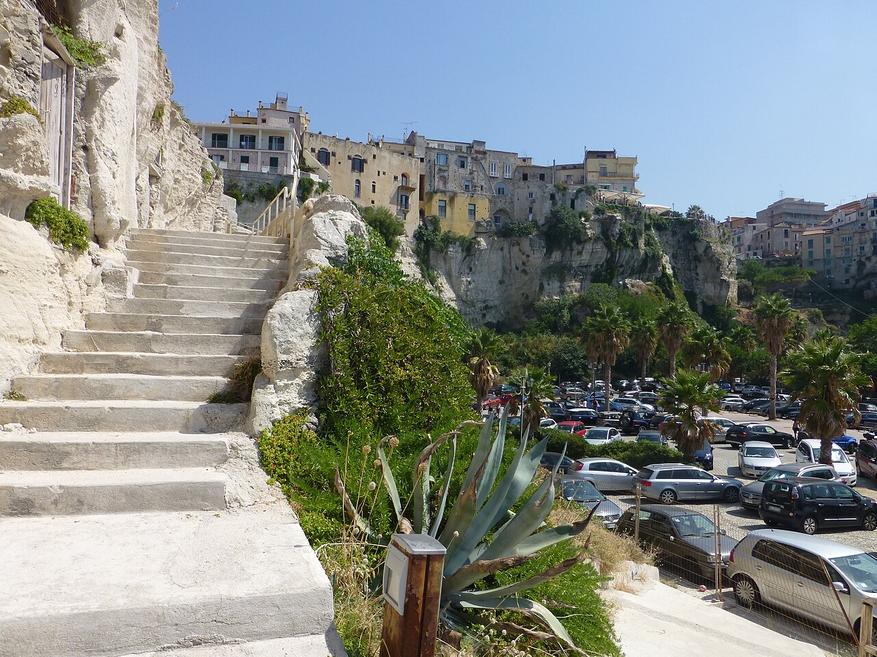 26d064e558 Почему стоит посетить монастырь Санта-Мария-дель-Изола: византийские иконы, архитектура и панорамные виды Тирренского моря