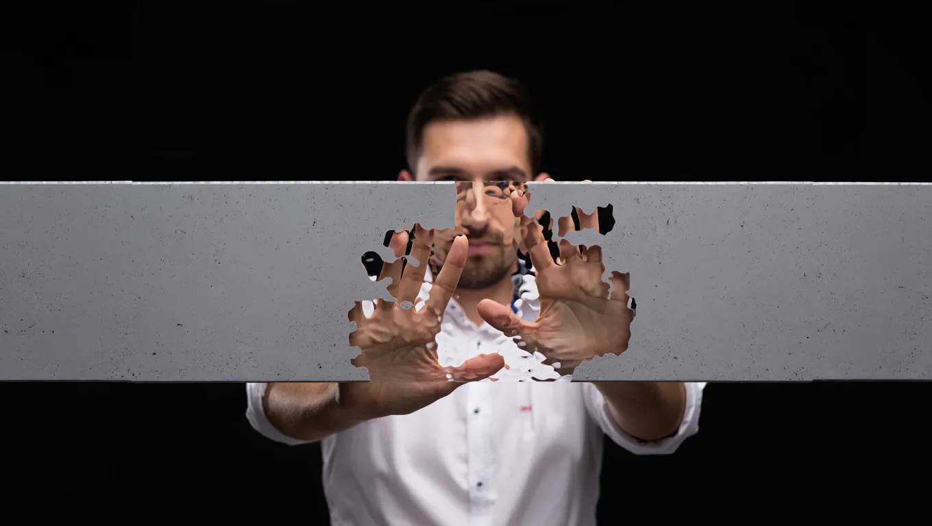 Исследователи объяснили, почему люди не могут пройти сквозь стену