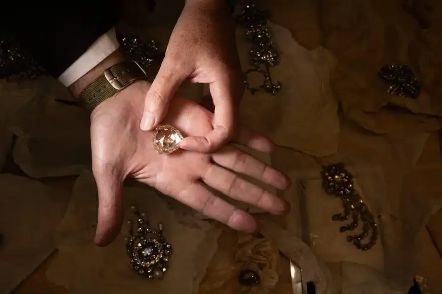 
                            В Канаде обнаружен считавшийся утерянным Флорентийский бриллиант весом 137 карат
            
            
            
                    0