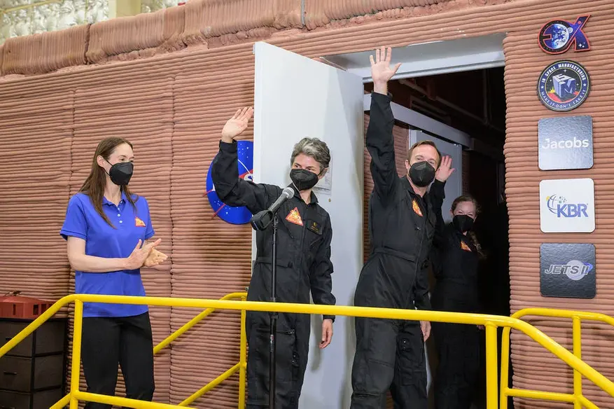 Экипаж миссии CHAPEA 1 входит в свой жилой модуль площадью 1700 квадратных футов, имитирующий поверхность Марса, в Космическом центре имени Джонсона НАСА. Это начало 378-дневной аналоговой миссии, предназначенной для изучения состояния здоровья и работоспособности экипажа в условиях изоляции
