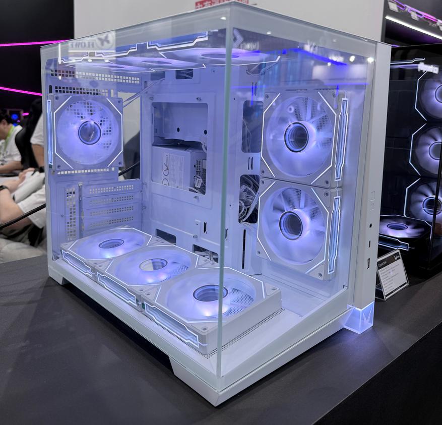 Корпус Crystal Z4M Plus на выставке Computex 2026