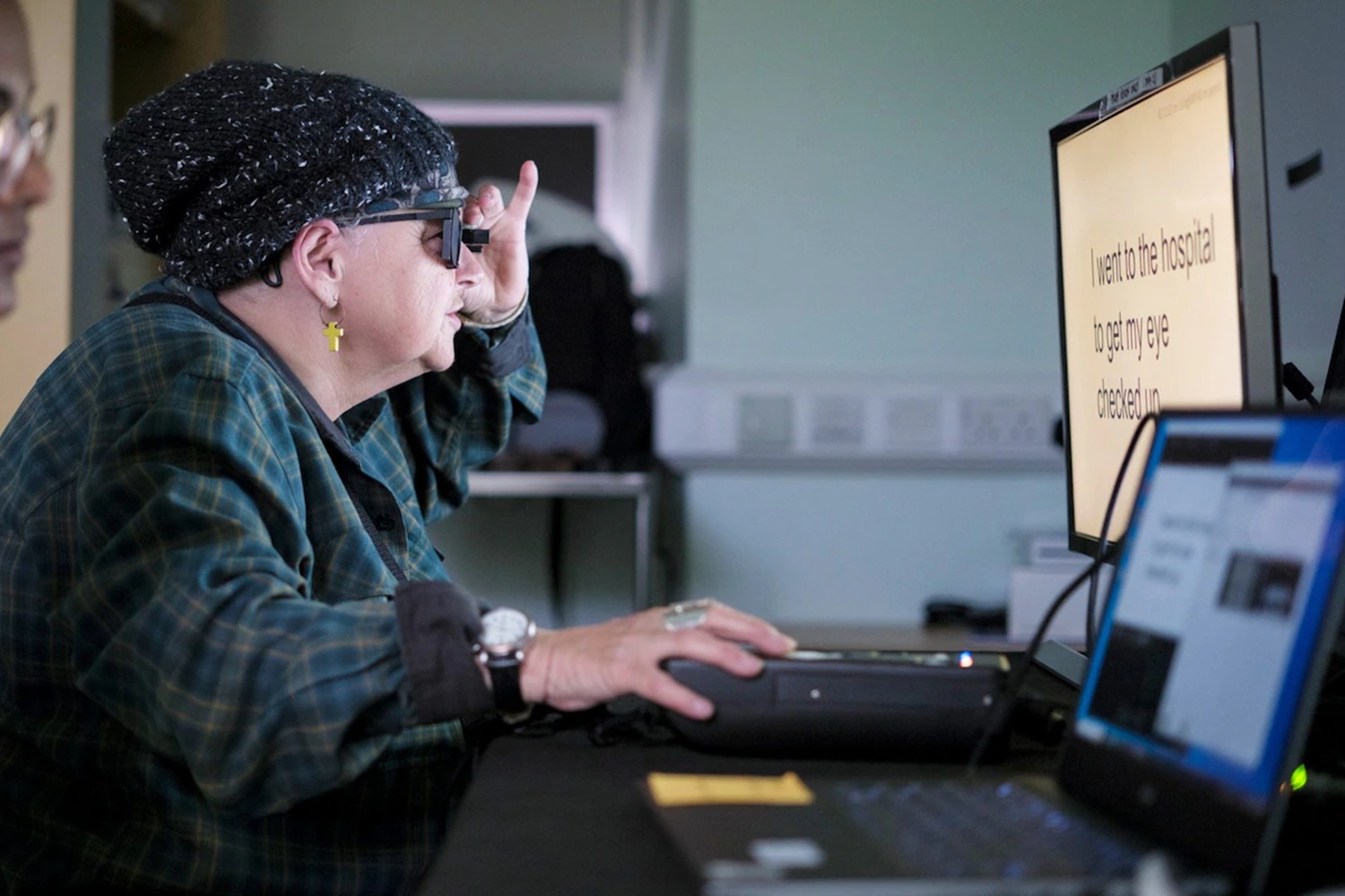 38 человек с повреждённой сетчаткой восстановили зрение с помощью чипа