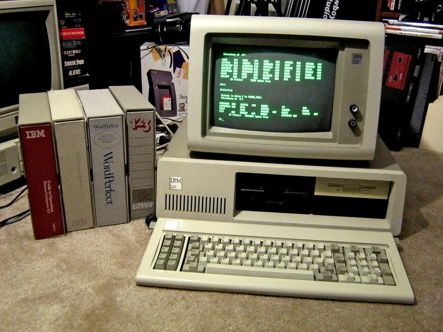 Компьютер IBM PC/XT с четырьмя программными пакетами, включая WordPerfect и Lotus 1-2-3.
