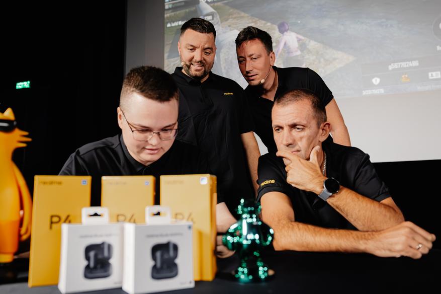 Это только со стороны кажется, будто PUBG и PUBG. На сцене никто в грязь лицом ударить не хотел и рубился по полной