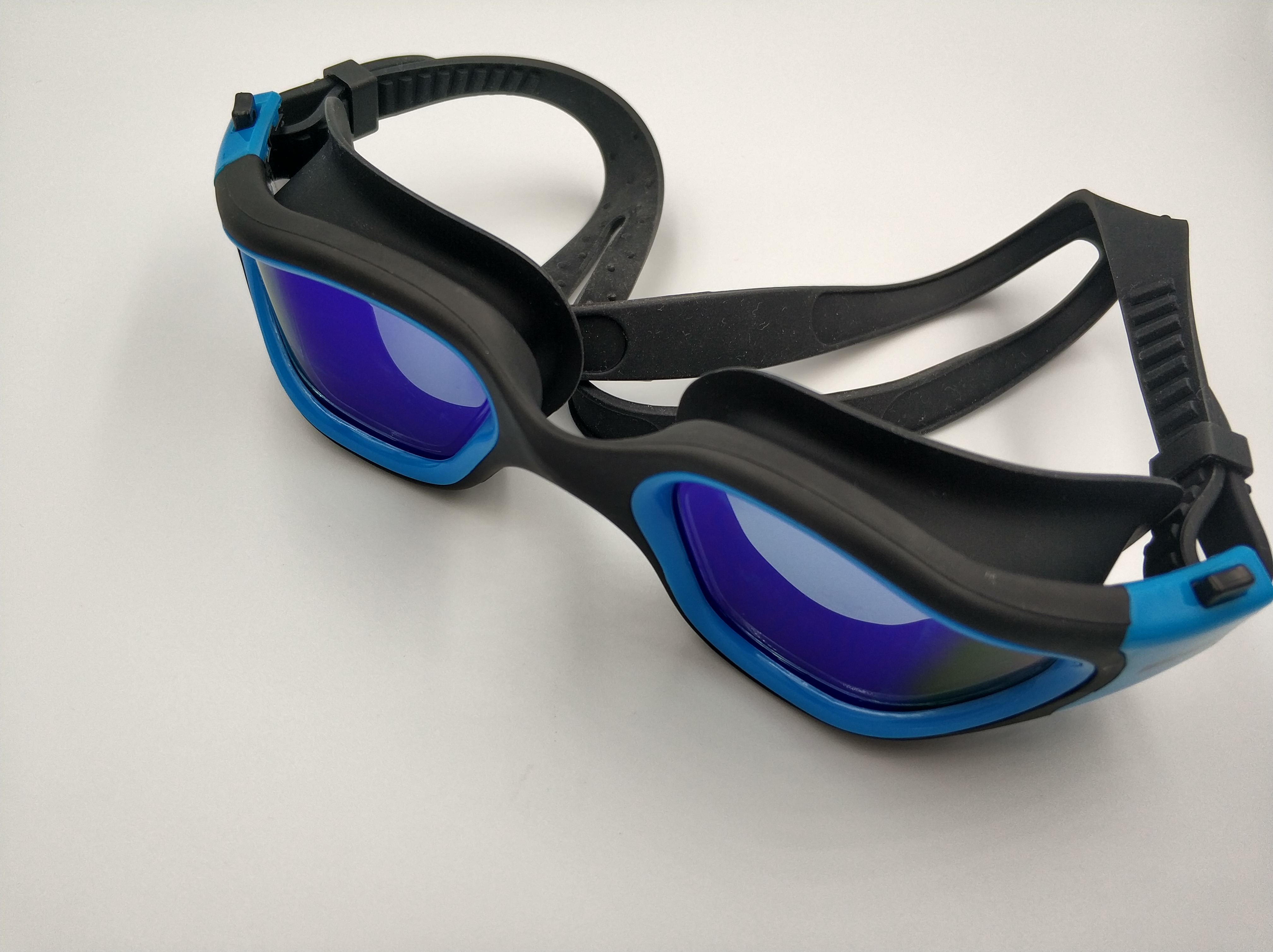 Очки для плавания WHALE синего цвета / Одежда и аксессуары / iXBT Live