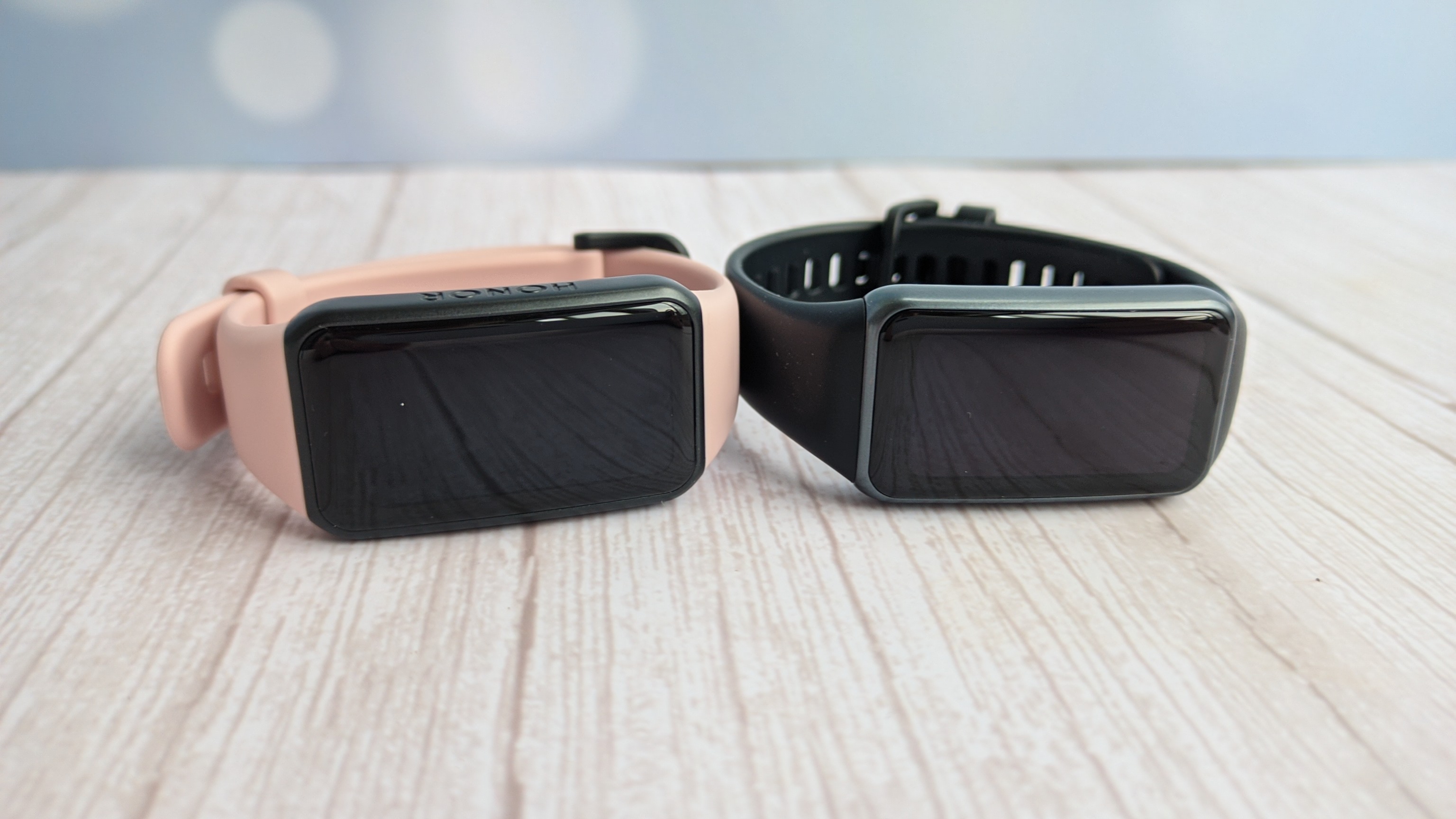 В чем разница между фитнес-браслетами Huawei Band 6 и Honor Band 6 ...