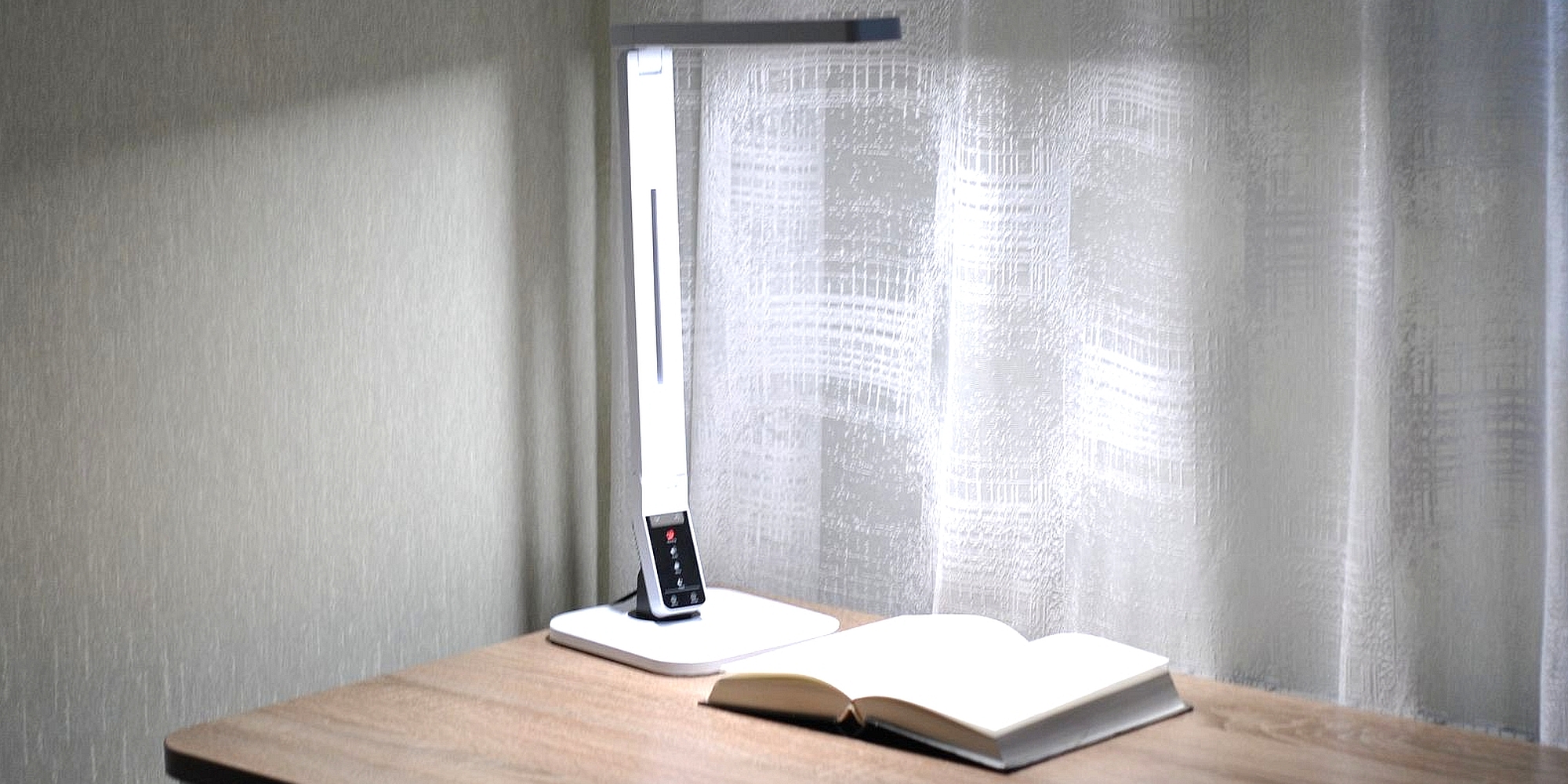 Как освещать уголок для чтения в спальне с низким потолком