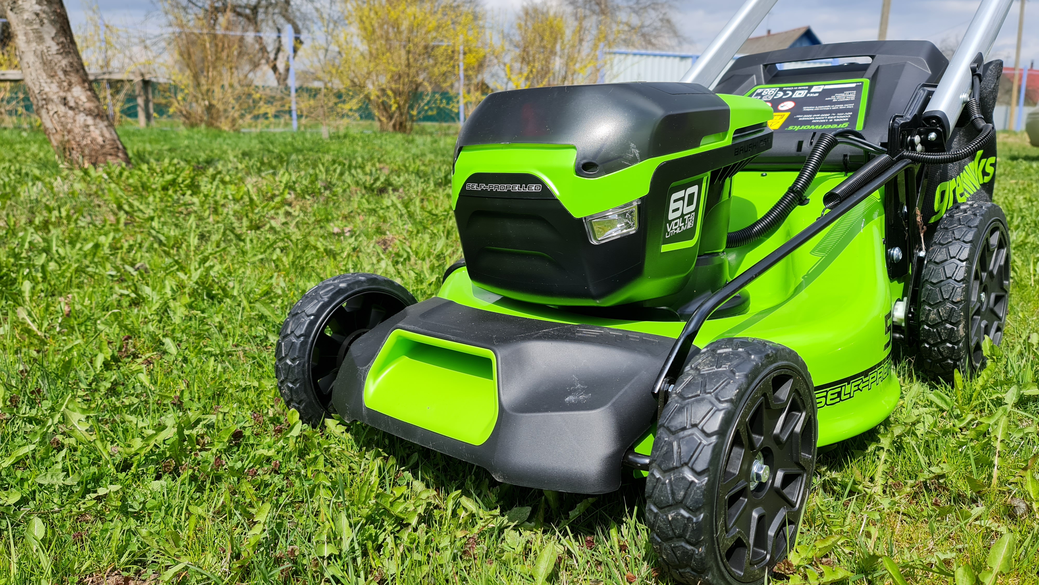 Обзор аккумуляторной газонокосилки Greenworks GD60LM51SP: как получать  удовольствие от работы / Инструменты / iXBT Live