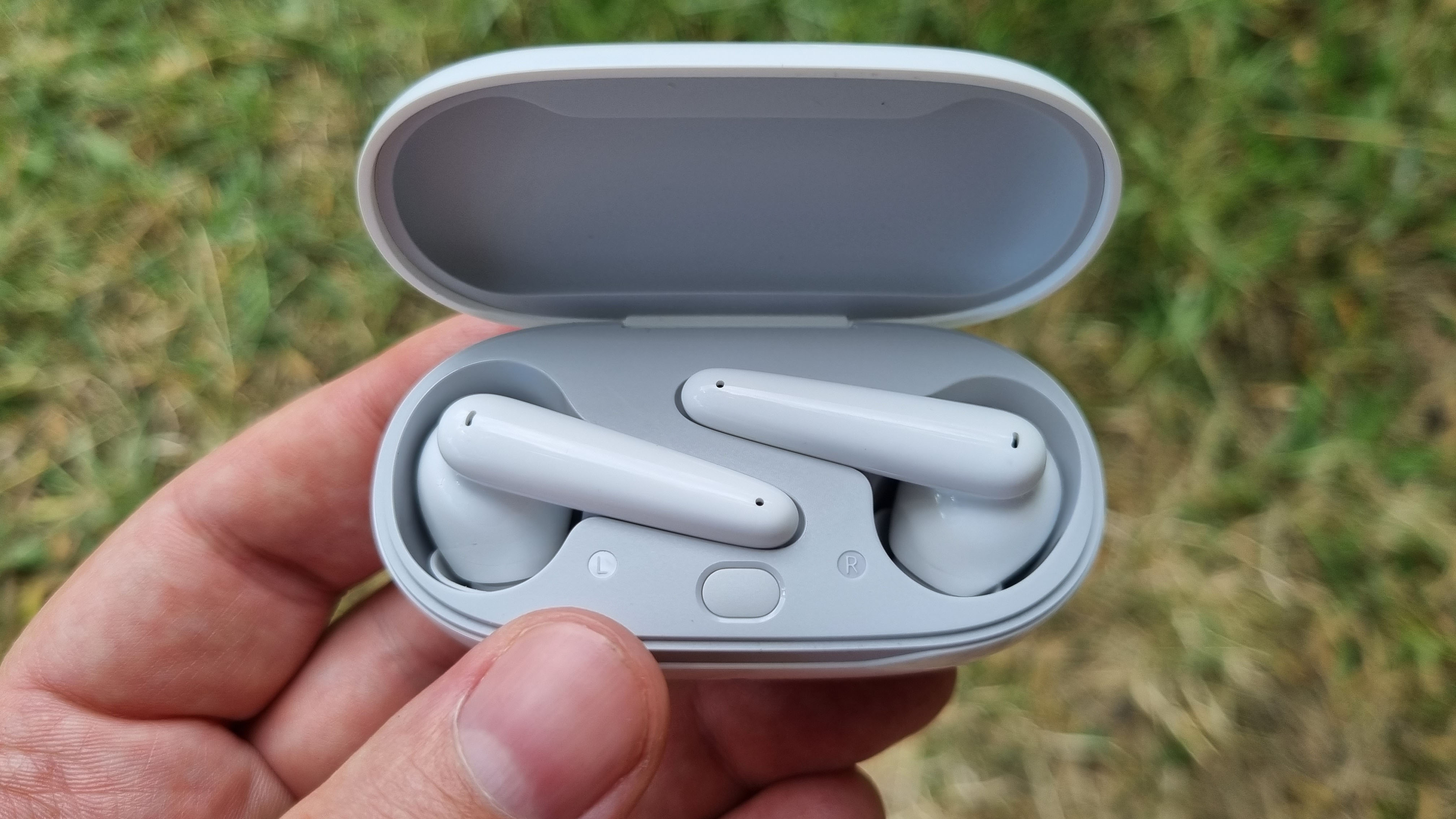 Как чистить AirPods и любые беспроводные наушники, чтобы не пришлось покупать новые