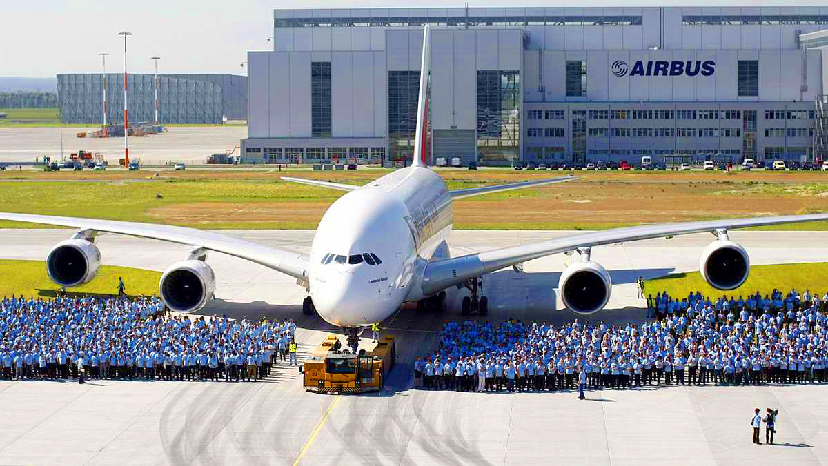Airbus A - самый большой пассажирский самолет мира.