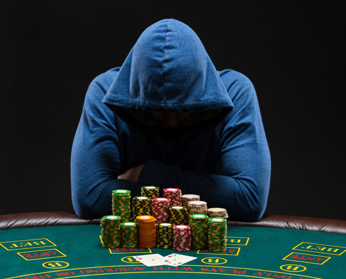 Проиграл в казино. Зависимость от азартных игр. Проигрыш в казино. Игровая зависимость казино.