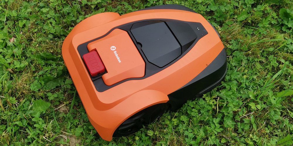 Как работает робот-косилка Robokos RM-1400i / RM-2500i / Техника для ...