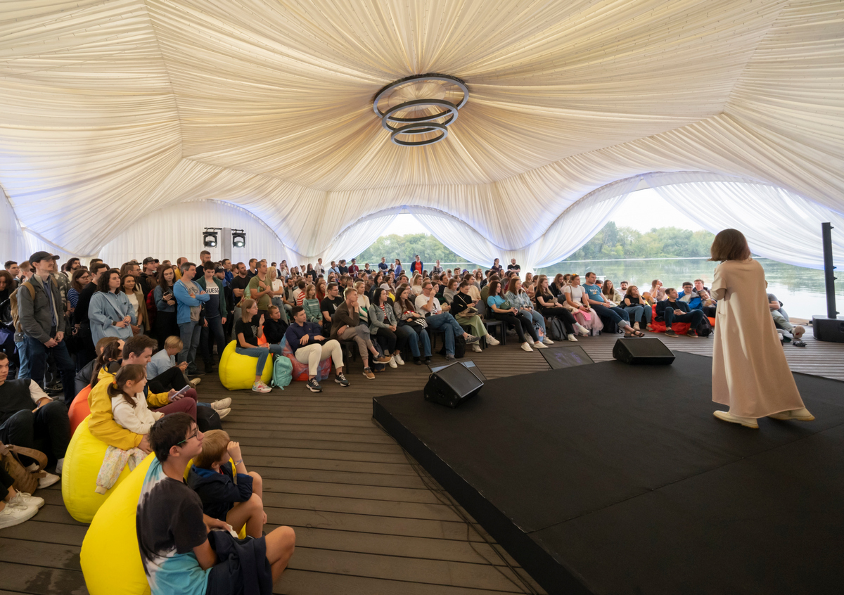 Компания на пикнике. Айти пикник 17 августа. Айти пикник 17 августа. Алтай таланты региона. Айти пикник 17 августа.