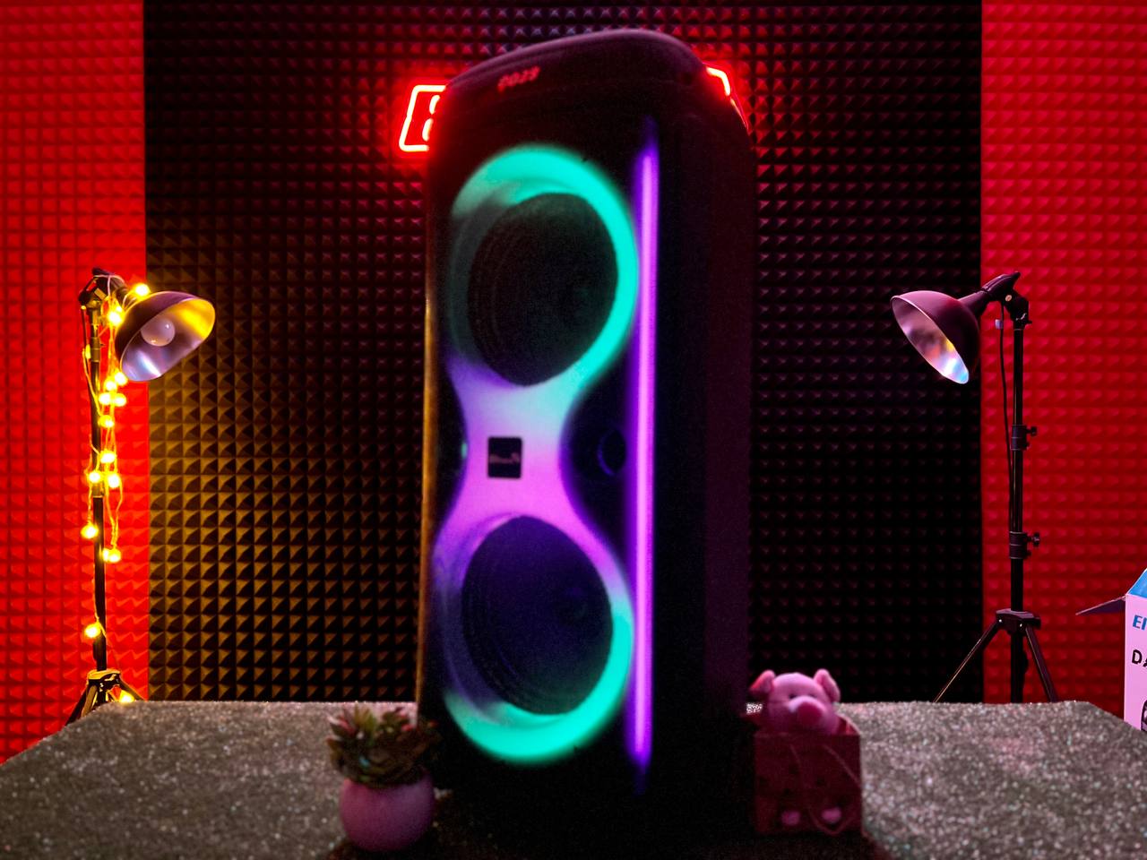 Рок и электронная музыка звучат красиво и уверенно на практичной ...