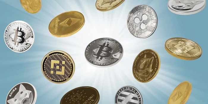 несколько разных криптомонет лежат рядом