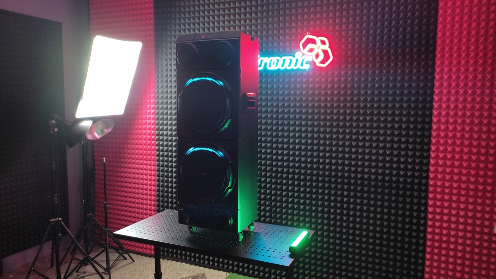 Пробивной нажим рока и электронной музыки в большой праздничной колонке ...