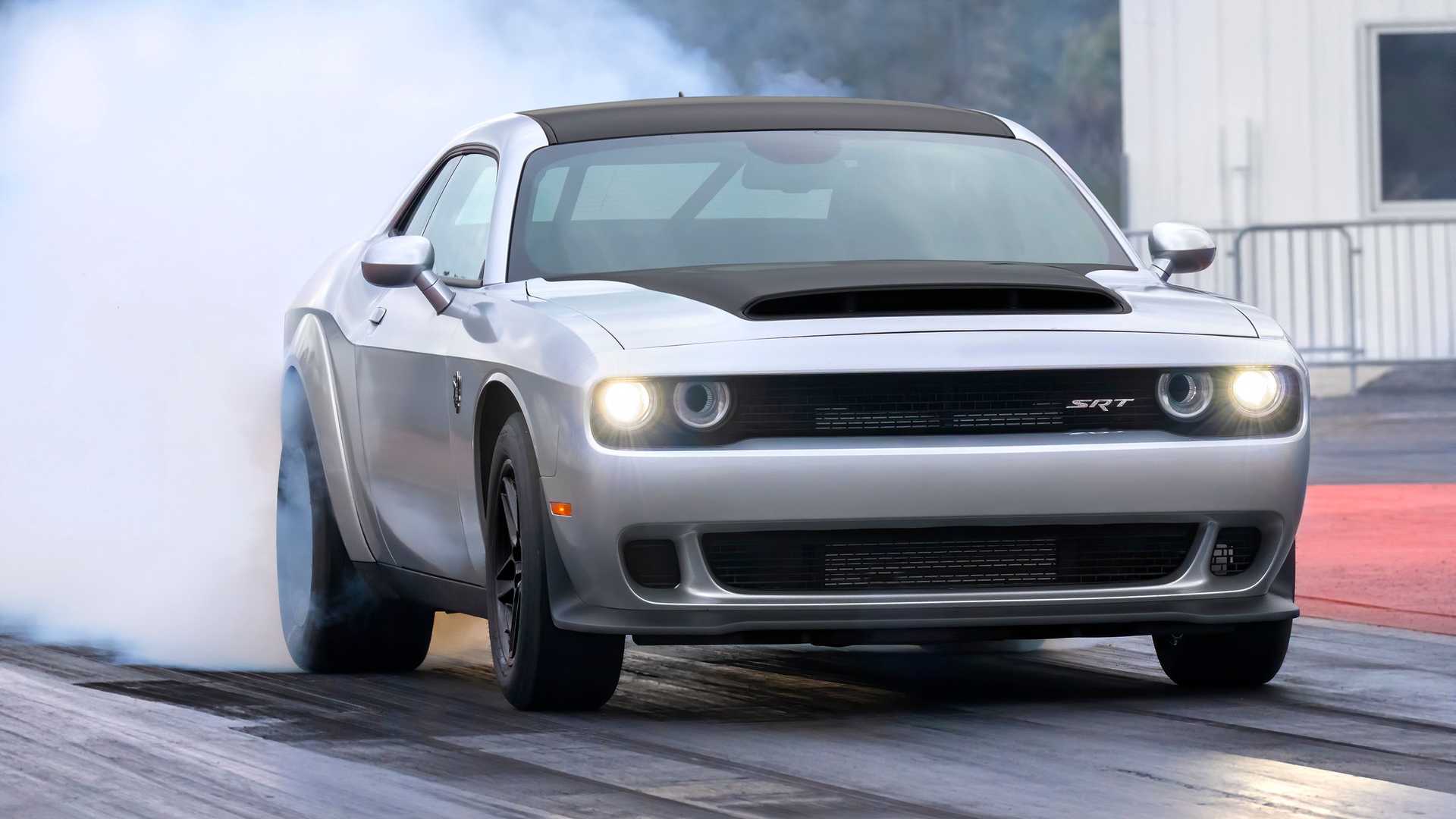 Машина dodge Challenger 2018