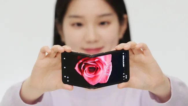 Samsung продемонстрировала OLED-дисплей с возможностью складывания на ...