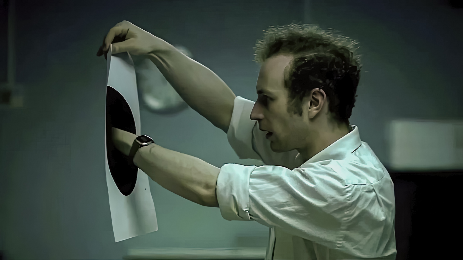 Черный горизонт. Люди в черном уилл смит и агент о. Иллюзия пространства. Black sea обложка. Свет в конце тоннеля.