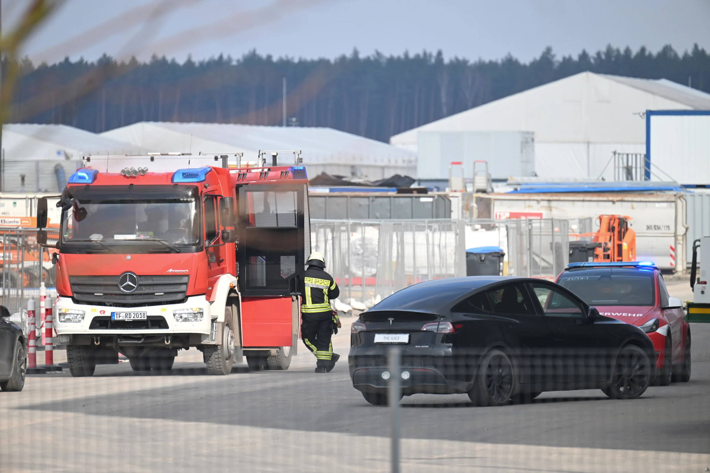 Предполагаемый поджог привел к закрытию завода Tesla в Германии /  Автомобили, транспорт и аксессуары / iXBT Live