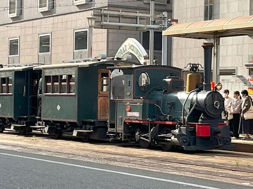 Botchan Ressha Train Популярный экскурсионный поезд Ботчан (Botchan 坊っちゃん列車), которым ...