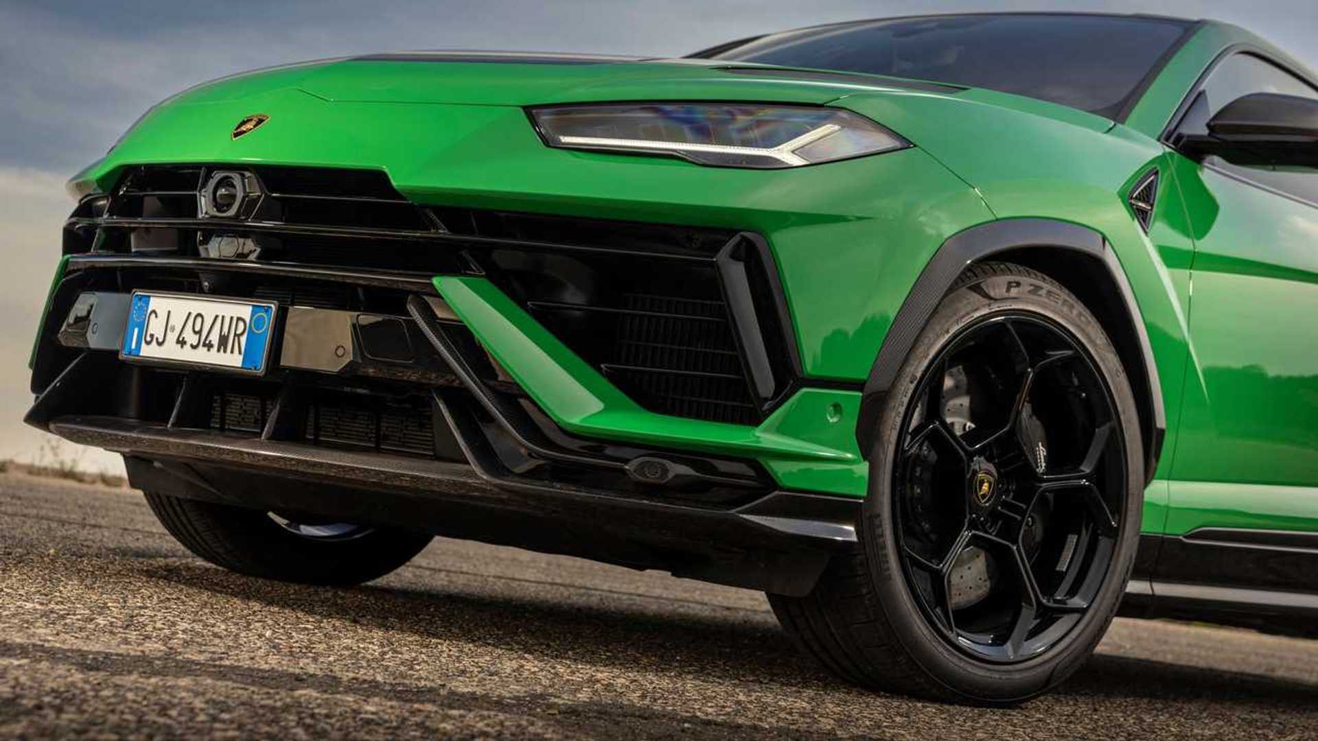 Lamborghini отзывают более 2000 автомобилей из-за проблем с открывающимся  капотом во время движения / Автомобили, транспорт и аксессуары / iXBT Live