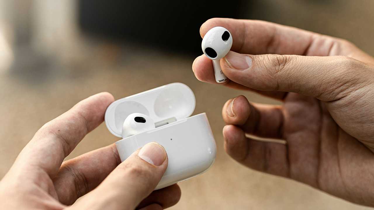 В сети появилась дата выхода AirPods с камерой / Аудио и звук / iXBT Live